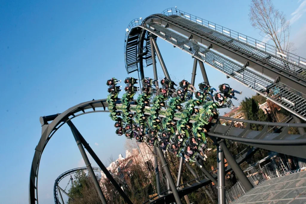 Montagnes russes spectaculaires de Gardaland en Italie
