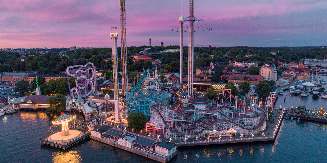 Vue aérienne de Gröna Lund à Stockholm au coucher du soleil