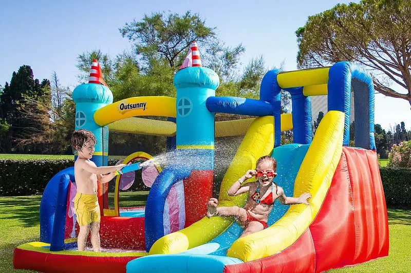Parc Mirabel à Ménétrol — trampolines et structures de jeux en plein air dans le Puy-de-Dôme
